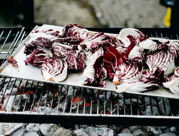 Gemarineerde en gegrilde radicchio met mozzarella
