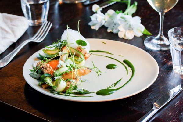 Asperges wit in sesamzaadjes, groene asperges, waterkerscoulis, gerookte dooier en gepofte rogge