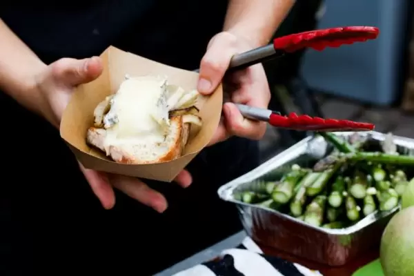 Taleggio van de barbecue met venkel en groene appel