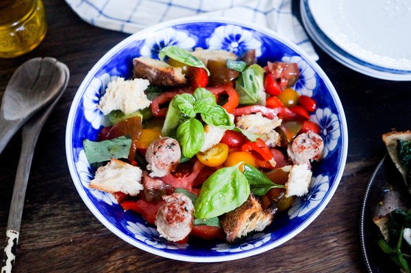 Panzanella van oertomaten, zuurdesembrood en venkelworst
