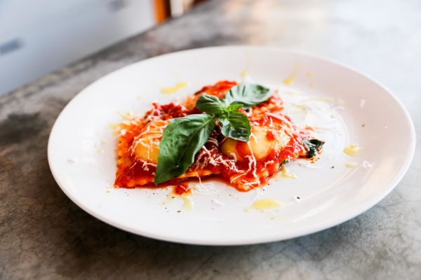 Ravioli gevuld met ricotta en citroen in tomatensaus